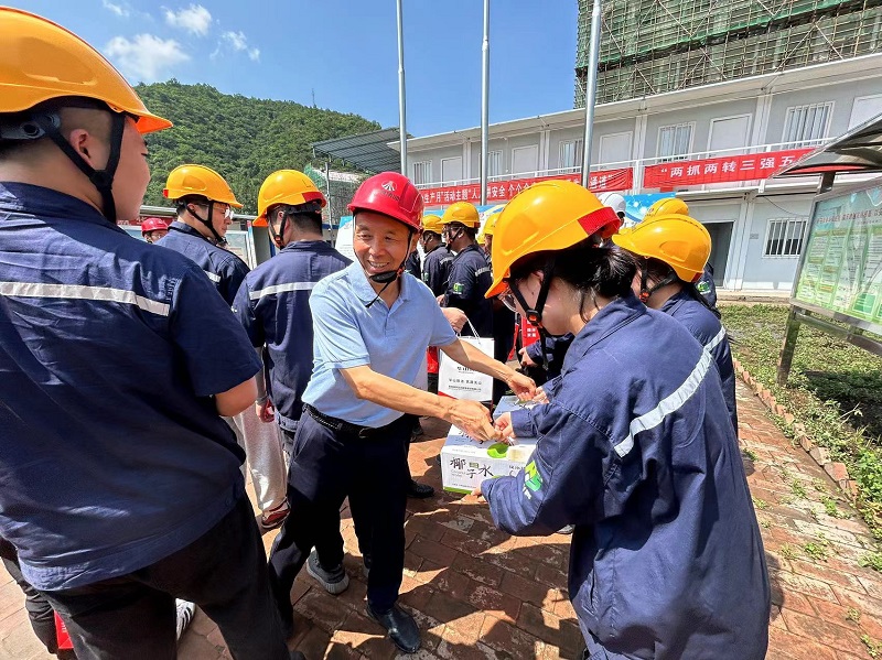 三伏送清涼，高溫不服“暑”——王琦走進(jìn)基層慰問一線職工并調(diào)研指導(dǎo)工作