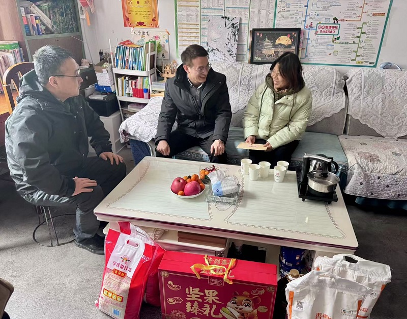 陳早佩到賽柯瑞思公司關(guān)愛(ài)慰問(wèn)困難職工傳遞寒冬溫情
